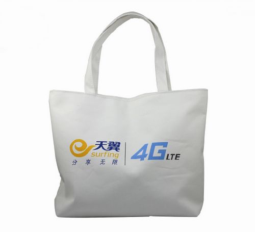 Tote bag with zipper closure
